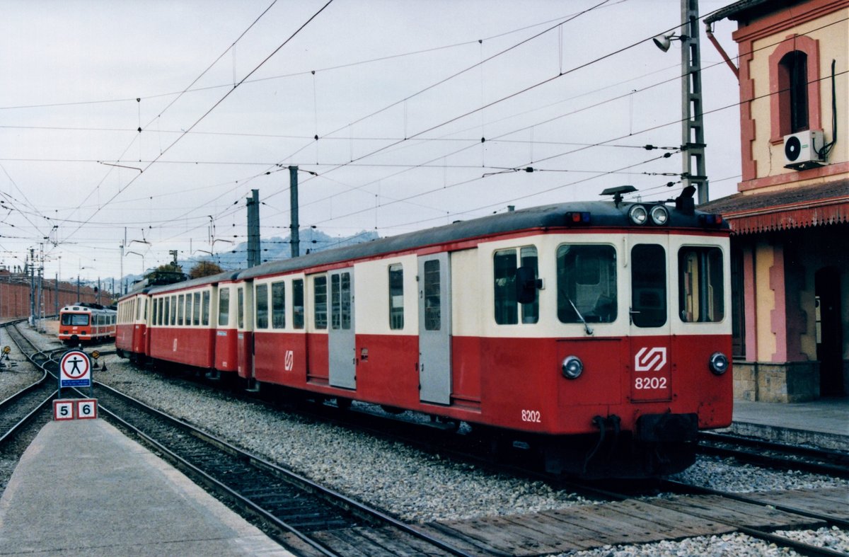Ferrocarrils de la Generalitat de Catalunya (FGC) erwarb 1994 zwei gebrauchte Kompositionen von den Appenzellerbahnen. Am 29. November 1998 sehen wir einen von ihnen am Bahnhof Martorell Enllaç, bestehend aus den Steuerwagen 8202 (ex AB BDzt 60), Beiwagen 8102 (ex AB B9) und Triebwagen 8002 (ex AB ABe 4/4 45). Sie dienten zwischen 1995 und Januar 1999 in den Shuttle-Zügen zwischen Martorell Enllaç und Manresa Baixador.