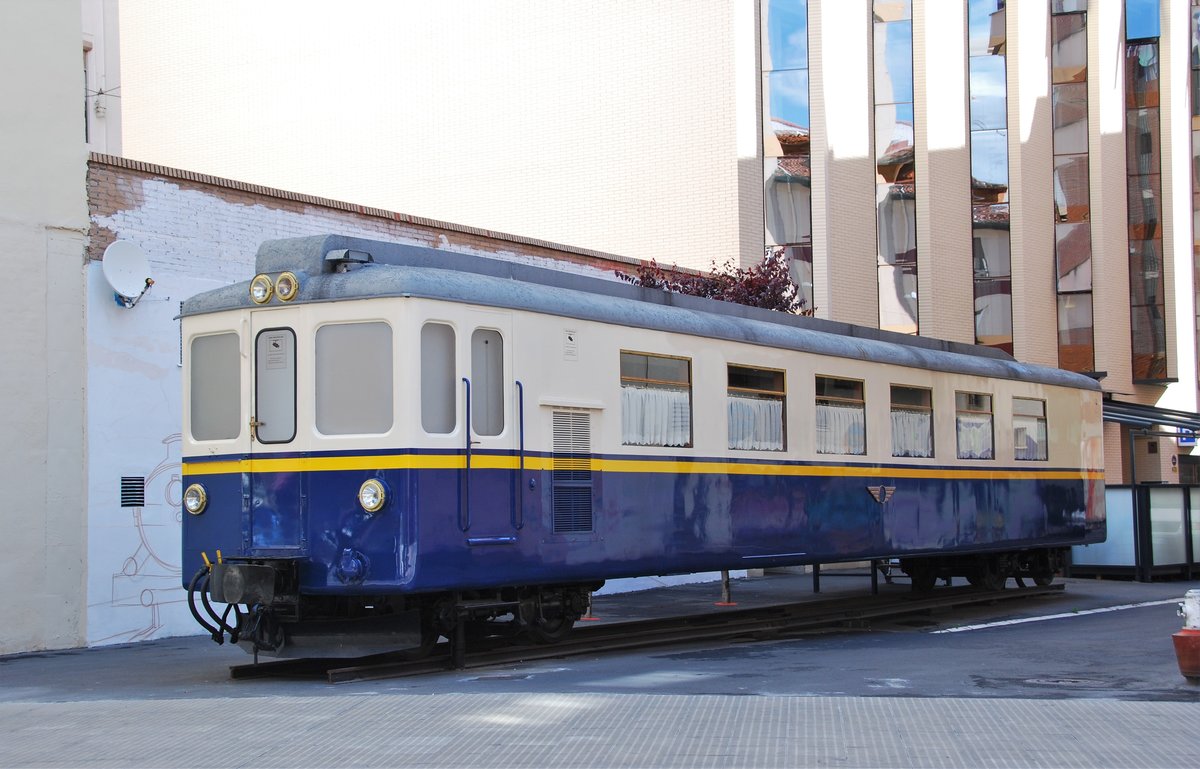 Ferrocarrils de la Generalitat de Catalunya (FGC) erwarb 1994 zwei gebrauchte Kompositionen von den Appenzellerbahnen. Sie dienten zwischen 1995 und Januar 1999 in den Shuttle-Zügen zwischen Martorell Enllaç und Manresa Baixador. Dies waren Triebwagen 8001 (ex ABe 4/4 44, SIG / MFO 1949) und 8002 (ex ABe 4/4 45, SIG / MFO 1949); Beiwagen 8101 (ex B8) und 8102 (ex B9): und Steuerwagen 8201 (ex Dzt 65, ohne Sitze, 1949) und 8202 (ex BDzt 60, 1949). Nur einer von ihnen hat überlebt, der Steuerwagen 8202 (ex AB BDzt 60), den wir hier am 26. Mai 2014 in einer Straße in der Burgos-Stadt Miranda de Ebro sehen. Er wird als Speisesaal im Hotel Ciudad de Miranda genutzt. Die anderen fünf Fahrzeuge wurden nach anfänglicher Konservierung verschrottet.