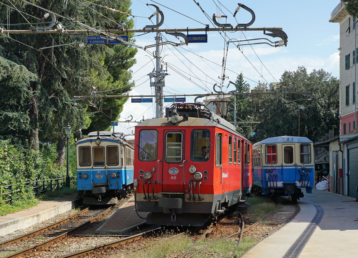 FERROVIA GENOVA CASELLA FGC
NORMALBETRIEB
Ausfahrt Zug 13 mit A9 in Genova P.Manin am 4. September 2018.
Foto: Walter Ruetsch