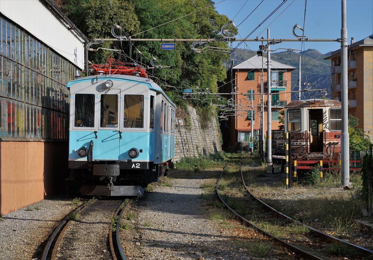 FERROVIA GENOVA CASELLA FGC
NORMALBETRIEB
Beim A2 handelt es sich um den historischen Triebwagen der FGC. Erst dieses Jahr wurde er nach der mustergültigen Aufarbeitung erneut dem Betrieb übergeben. Zum Einsatz gelangt er jeden Samstag auch auf einem Regionalzugpaar (Genova ab 11:58, Casella ab 13:18) sowie für Fotofahrten. Am 6. Juli 2018 präsentierte sich der A2 zur grossen Freude des Bahnfotografen aus der Schweiz neben der Werkstätte Genova P. Manin an der Morgensonne.
Foto: Walter Ruetsch
