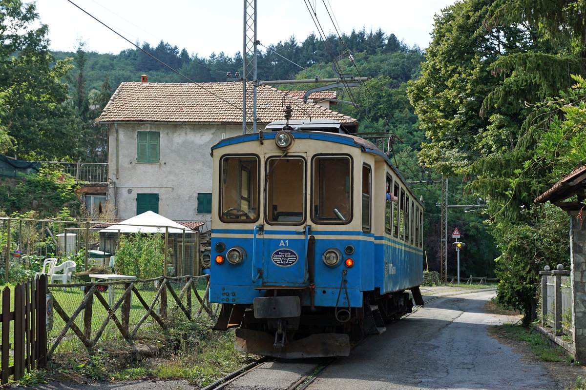 FERROVIA GENOVA CASELLA FGC
NORMALBETRIEB
Beim Triebwagen A1 handelt es sich um das älteste Fahrzeug der FGC. Der Einsatz für den Planbetrieb ist daher sehr selten. Zur grossen Überraschung des Bahnfotografen aus der Schweiz ratterte am 5. September 2018 dieser Oldi als Zug 13 (eigentlich die Unglückszahl!) in die Station Vicomorasso.
Da dieser Triebwagen nach der Ankunft in Casella Paese sofort im Depot Casella abgestellt wurde, habe ich in der Gegend von Casella noch jeden Moment für ein Bild genutzt. 
Foto: Walter Ruetsch    
