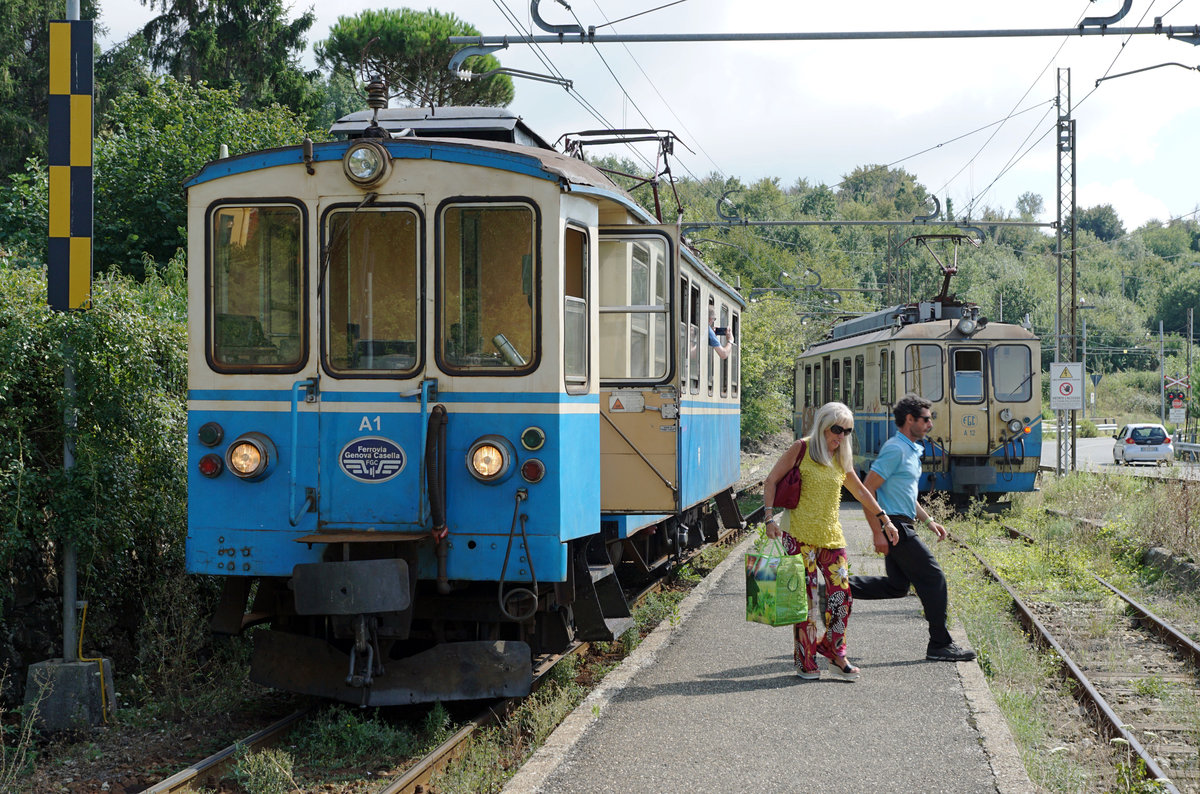 FERROVIA GENOVA CASELLA FGC
NORMALBETRIEB
Beim Triebwagen A1 handelt es sich um das älteste Fahrzeug der FGC. Der Einsatz für den Planbetrieb ist daher sehr selten. Zur grossen Überraschung des Bahnfotografen aus der Schweiz ratterte am 5. September 2018 dieser Oldi als Zug 13 (eigentlich die Unglückszahl!) in die Station Vicomorasso. Nach sofortiger Absprache mit dem sehr netten Lokführer kriegte ich sogar die Erlaubnis für einen sehr kurzen Fotohalt in Busalletta, wo die nächste Zugskreuzung stattfand. Auch das Fotografieren vom Lokführer und der freundlichen Dame die in Busalletta ausstieg wurde mir erlaubt.
Besondere Beachtung gilt auch dem Reisenden der mit seinem Handy den Gegenzug aus dem Fenster fotografierte. Solche Momente dokumentieren den Normalbetrieb.
Foto: Walter Ruetsch    