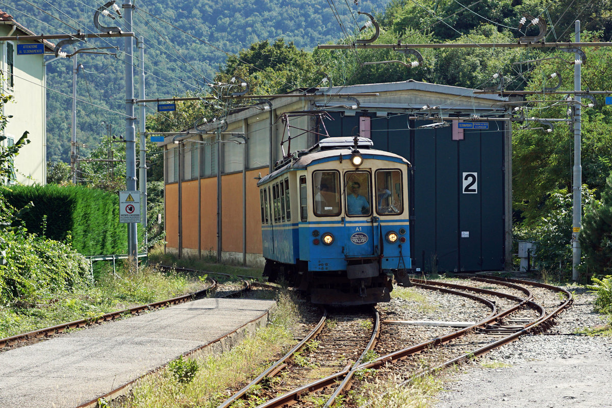 FERROVIA GENOVA CASELLA FGC
NORMALBETRIEB
Beim Triebwagen A1 handelt es sich um das älteste Fahrzeug der FGC. Der Einsatz für den Planbetrieb ist daher sehr selten. Zur grossen Überraschung des Bahnfotografen aus der Schweiz ratterte am 5. September 2018 dieser Oldi als Zug 13 (eigentlich die Unglückszahl!) in die Station Vicomorasso. Nach sofortiger Absprache mit dem sehr netten Lokführer kriegte ich sogar die Erlaubnis für einen sehr kurzen Fotohalt in Busalletta, wo die nächste Zugskreuzung stattfand.
Foto: Walter Ruetsch    