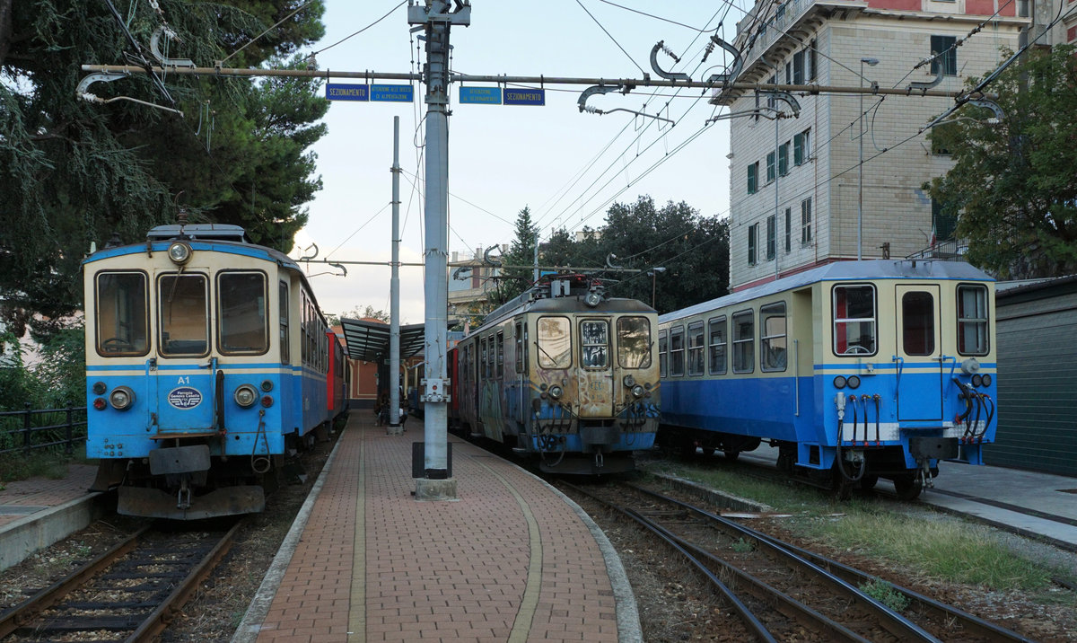 FERROVIA GENOVA CASELLA FGC
NORMALBETRIEB
DIE BLAUE PHASE
Fahrzeugparade in Genova P. Manin vom 4. September 2018 mit den Triebwagen A 1, A 10 und einem frisch revidierten noch nicht erkennbaren Personenwagen mit blauem anstelle von dem neuen roten Anstrich. 
Foto: Walter Ruetsch