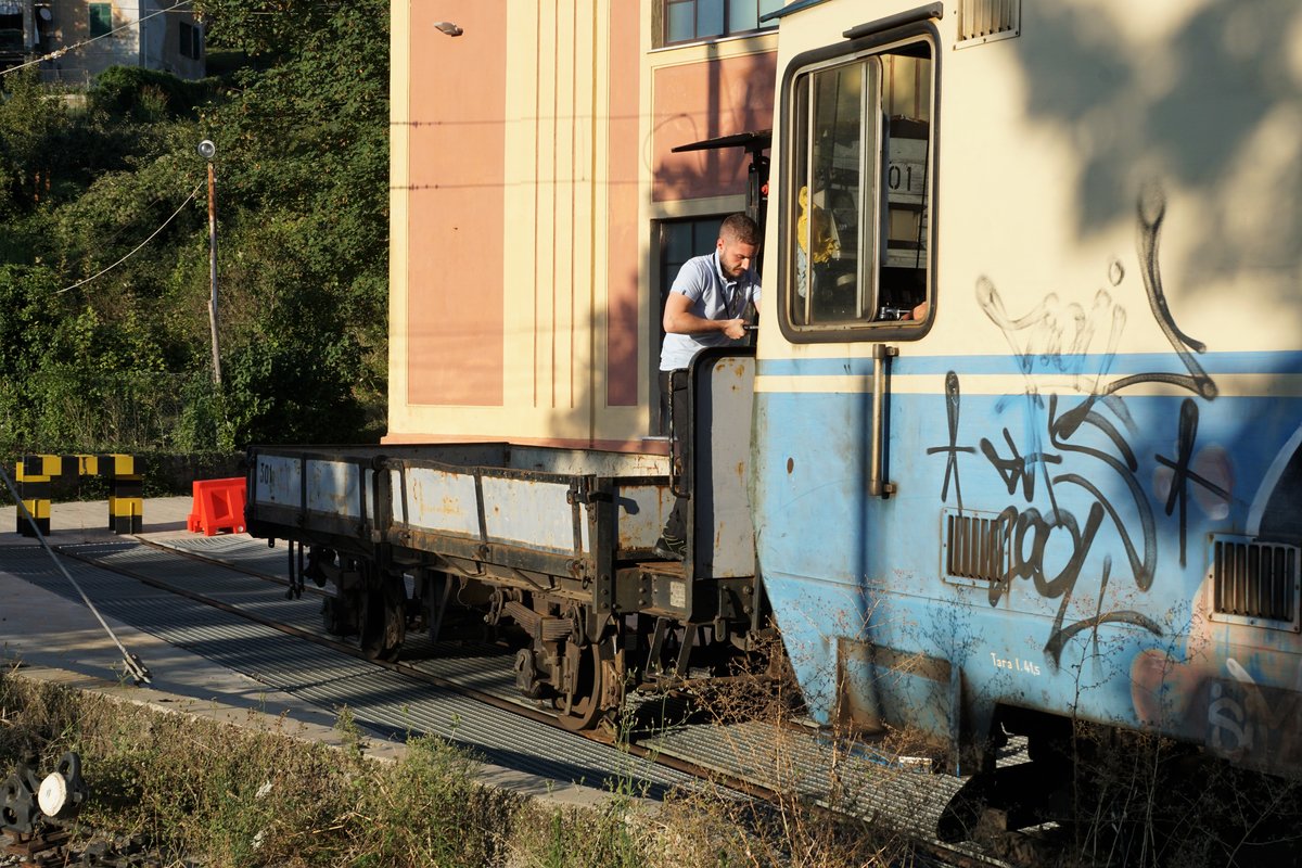 FERROVIA GENOVA CASELLA FGC
NORMALBETRIEB
Die Züge 16 und 17 mit den A 9 und A 10 anlässlich einer Kreuzung in Vicomorasso. Ab Casella Dep. wurde mit dem A 10 der Güterwagen 301 nach Vicomorasso überführt, wo eine nicht alltägliche Rangierfahrt verewigt werden konnte.
Foto: Walter Ruetsch  