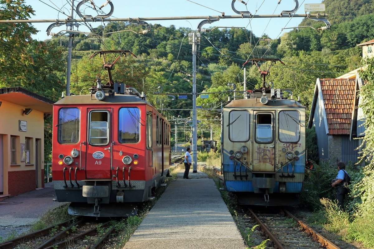 FERROVIA GENOVA CASELLA FGC
NORMALBETRIEB
Die Züge 16 und 17 mit den A 9 und A 10 anlässlich einer Kreuzung in Vicomorasso. Ab Casella Dep. wurde mit dem A 10 der Güterwagen 301 nach Vicomorasso überführt, wo eine nicht alltägliche Rangierfahrt verewigt werden konnte.
Foto: Walter Ruetsch