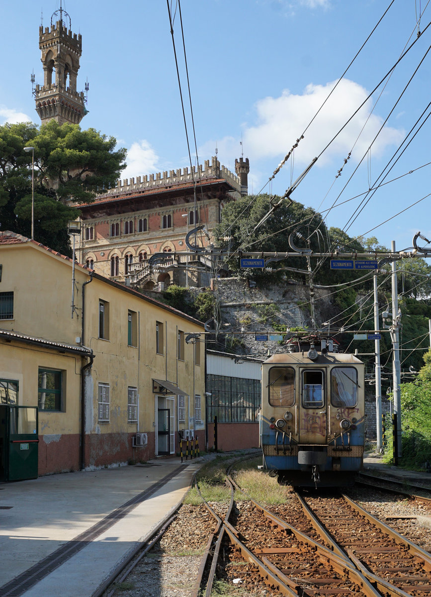 FERROVIA GENOVA CASELLA FGC
NORMALBETRIEB
Einfahrt des Triebwagens A 10 mit dem Zug 14 in Genova P.Manin am 4. September 2018.
Foto: Walter Ruetsch