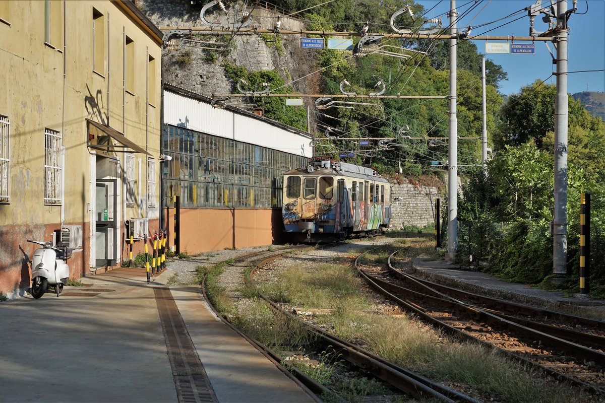 FERROVIA GENOVA CASELLA FGC
NORMALBETRIEB
Morgenstimmung in Genova P. Manin vom 5. September 2018.
Triebwagen A 10 auf den nächsten Einsatz wartend neben der Werkstätte.
Besondere Beachtung gilt der perfekt in das Bild passenden schneeweissen Vespa.
Foto: Walter Ruetsch