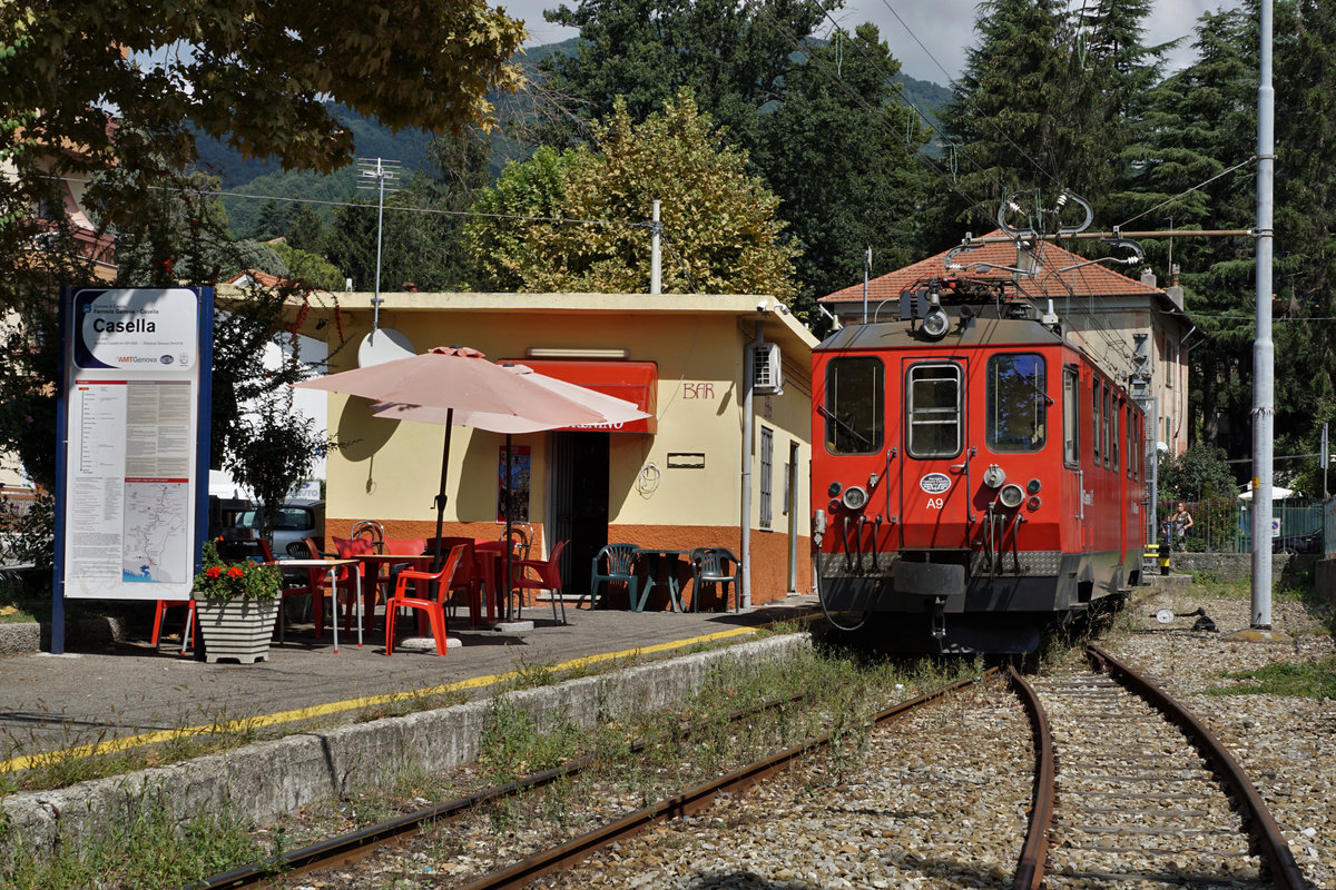 FERROVIA GENOVA CASELLA FGC
NORMALBETRIEB
Triebwagen A 9 als Zug 9 kurz nach der Ankunft auf dem Endhalt Casella Paese am 5. September 2018.
Foto: Walter Ruetsch