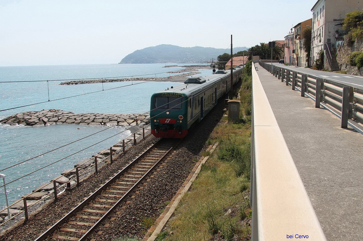 Ferrovia Ligure,noch gibt es,wie hier bei Cervo,die Küstenstrecke.Aber auch sie wird bald verschwinden und in das Landesinnere verlegt.Am 01.11.16 soll hier der letzte Zug fahren.29.04.16