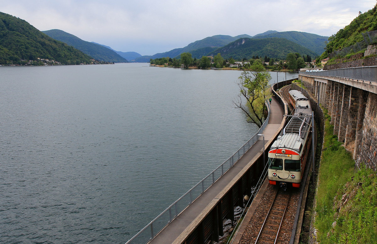 Ferrovia Lugano-Ponte Tresa: Zug 22 am westlichsten Ast des Luganersees zwischen Agno und Magliaso Paese. 4.Mai 2019 
