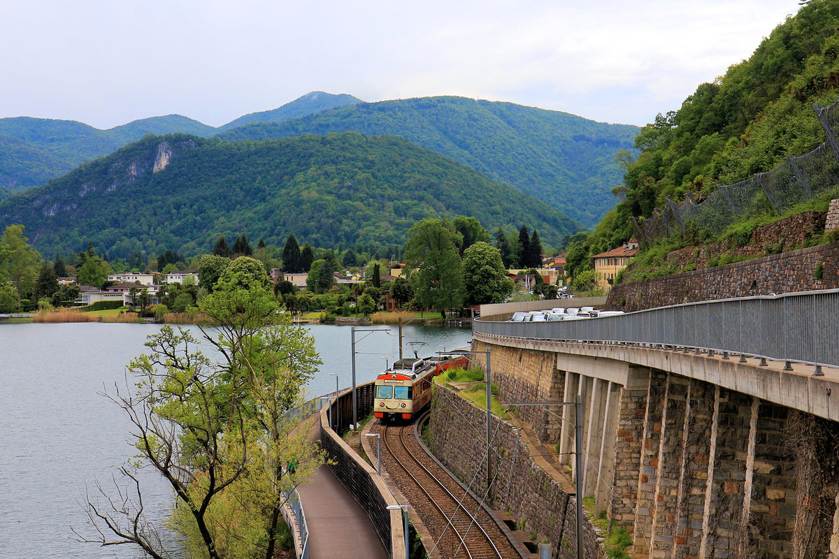 Ferrovia Lugano-Ponte Tresa: Zug 22 zwischen Agno und Magliaso Paese; in leider durch unglaubliche Blechlawinen zerstörter Natur. 4.Mai 2019  
