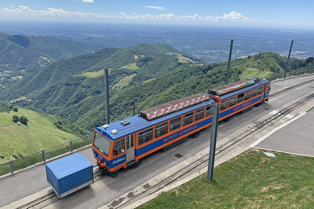 Ferrovia Monte Generoso Bergstation, Bhe 4/8, Nr. 13  Salorino , Bei gutem Wetter sieht man die Skyline von Mailand und rechts die weisse Fläche ist der Flughafen Mailand-Malpensa. 25.Juni 2021, Tessin, Schweiz.