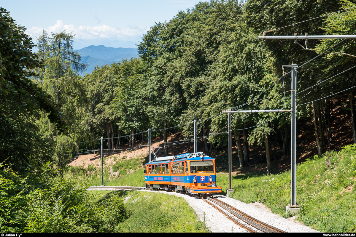 Ferrovia Monte Generoso Bhe 4/8 11  Mendrisio  am 20. Juni 2020 auf Bergfahrt zwischen Bellavista und Generoso Vetta.
