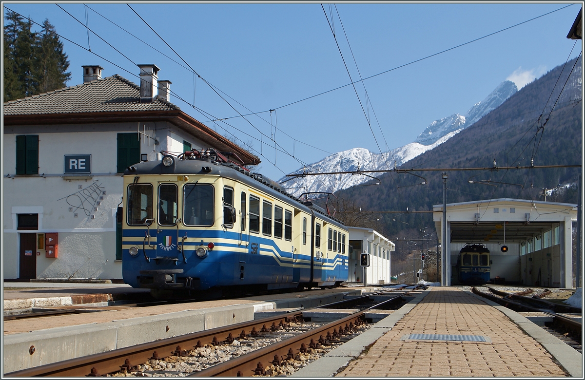 Ferrovia Vigezzina - oder das andere, italienische Gesicht der  Centovallibahn : 
Der SSIF ABe 6/6 34  Piemonte  wartet in Re auf die Abfahrt als Regionalzug 750 durch das  Valle Vigezzo nach Domodossla. 
19. März 2015