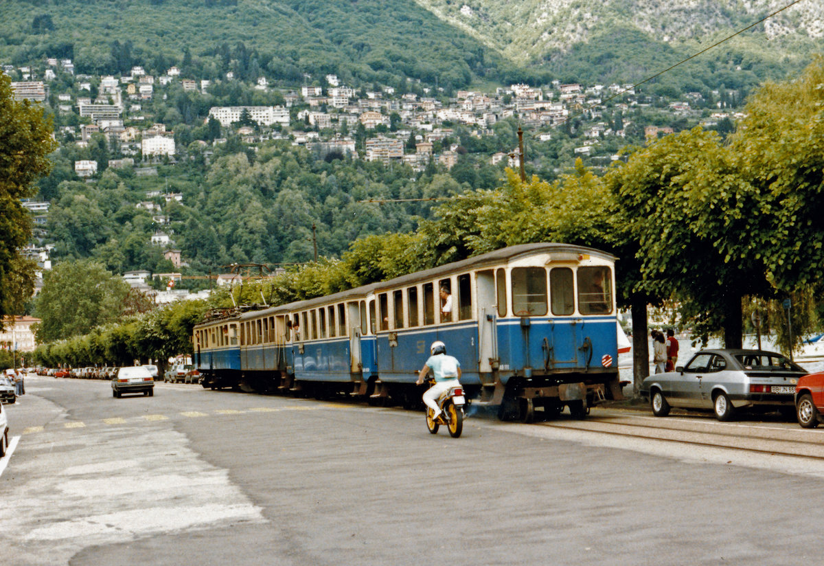 FERROVIE AUTOLINEE REGIONALI TICINESI.
CENTOVALLIBAHN/FART.
Seit dreissig Jahren Geschichte ist die Ortsdurchfahrt als Strassenbahn in Locarno.
In wenigen Minuten hat an einem Samstag im Mai 1987 der stattliche SSIF Überlandzug ab Domodossola mit dem ABDe 4/4 18 den Endhalt Locarno erreicht.

Am 17. Dezember 1990 wurde der neue unterirdische Streckenabschnitt zwischen der Station Martino und dem SBB Bahnhof Locarno eröffnet.
Foto: Walter Ruetsch 
