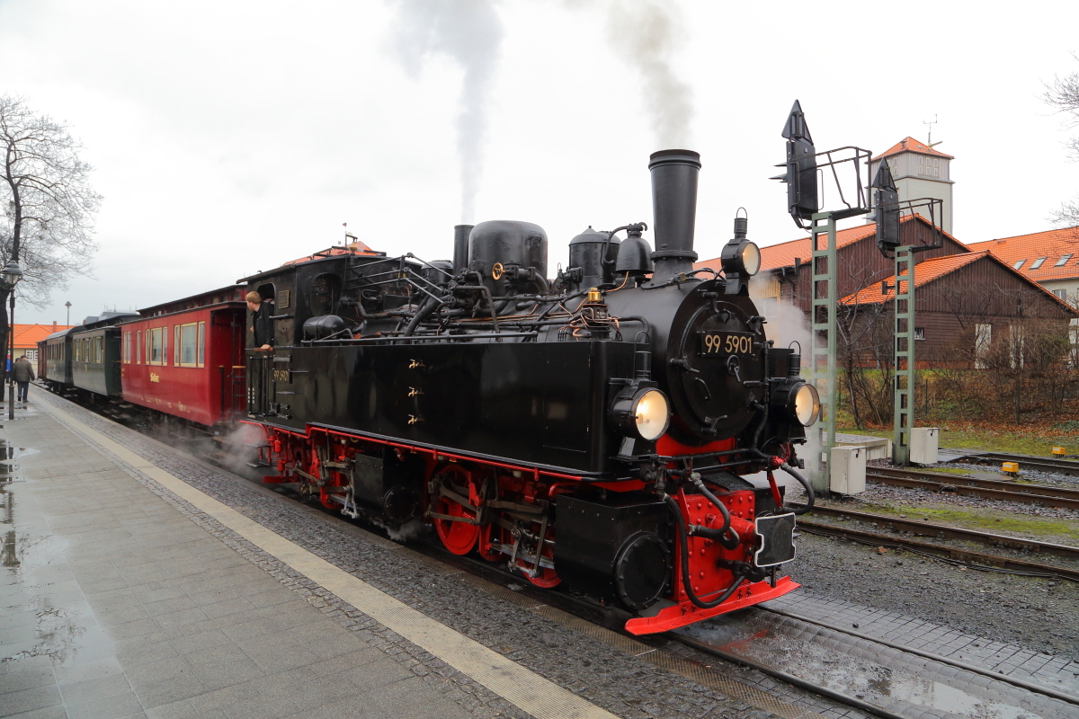 Fertig! 99 5901 ist am 05.02.2016 im Bahnhof Wernigerode, nach erfolgter Bremsprobe nun bereit, mit ihrem IG HSB-Sonderzug zum Brocken abzudampfen.