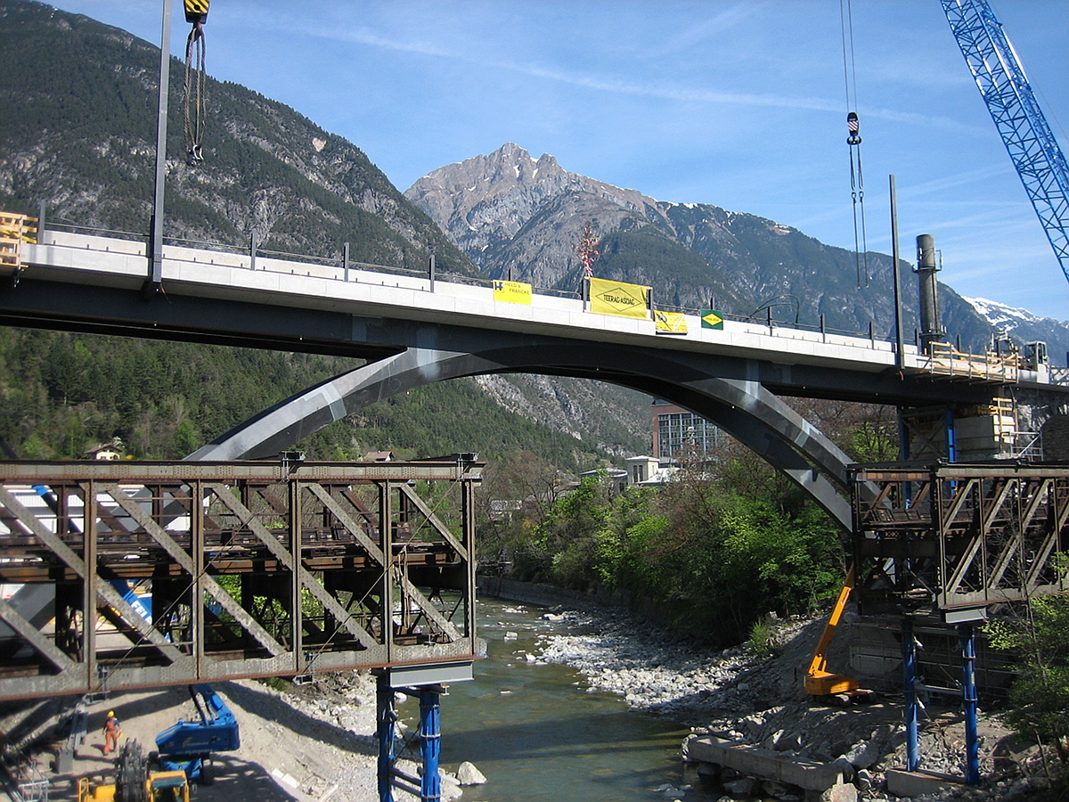 Fertigstellung fast geschafft! Die  neue  Landecker Innbrücke wurde eingeschoben und die alte Brücke mit den Kränen ausgehoben und auf die Stützen unten beim Inn gestellt. Auch wurde dann im Anschluss sofort mit der Zerlegung begonnen. Aufgenommen am 25.04.2009