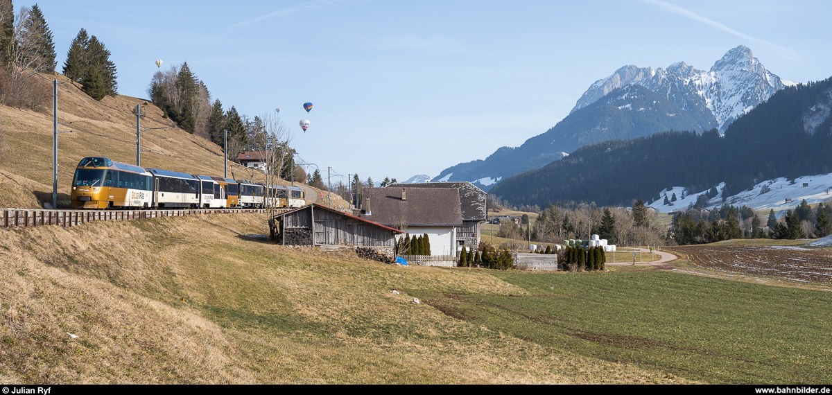 Festival International de Ballons de Château-d'Oex.<br>
GDe 4/4 6005 mit GoldenPass Panoramic am 25. Januar 2020 bei Les Moulins.