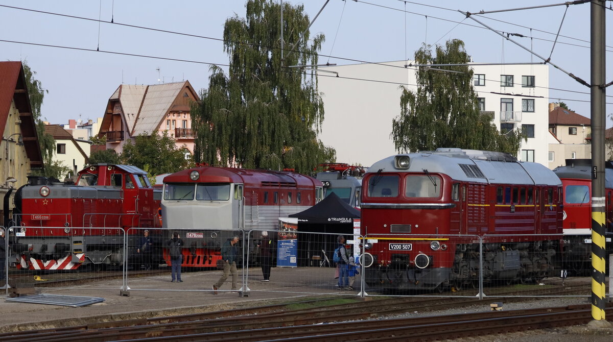 Festival parních lokomotiv v Benešově 2025, Blick auf das Gelände, leider ist die Absperrung davor, diese musste aber aus Sicherheitsgründen sein. 28.09.2025  09.23 Uhr.