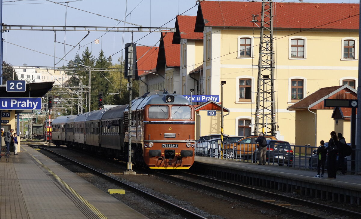 Festival parních lokomotiv v Benešově 2025 781 592-1 mit einem Sonderzug läuft in Benesov ein.
28.09.25 09.38 Uhr.