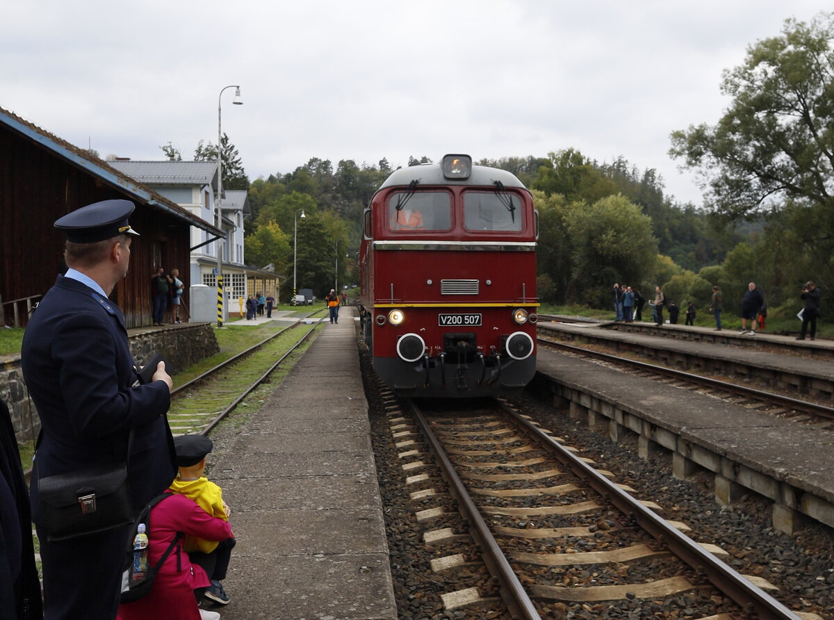 Festival parních lokomotiv v Benešově 2025, V200  507 läuft mit dem Sonderzug in Ledečko ein.
29.05.2025 14:54 Uhr.Die Bahnstrecke Ledečko–Kácov ist eine regionale Eisenbahnverbindung in Tschechien und wird an diesem Wochenende für die Sonderzugfahrten genutzt.Hier muss die Lok umsetzen, eine Regelzugkreuzung abwarten und dann den Sonderzug nach Rataje nad Sázavou (deutsch Rattay; auch Ratais an der Sasau)schieben, denn dort ist  kein Umsetzen möglich.
