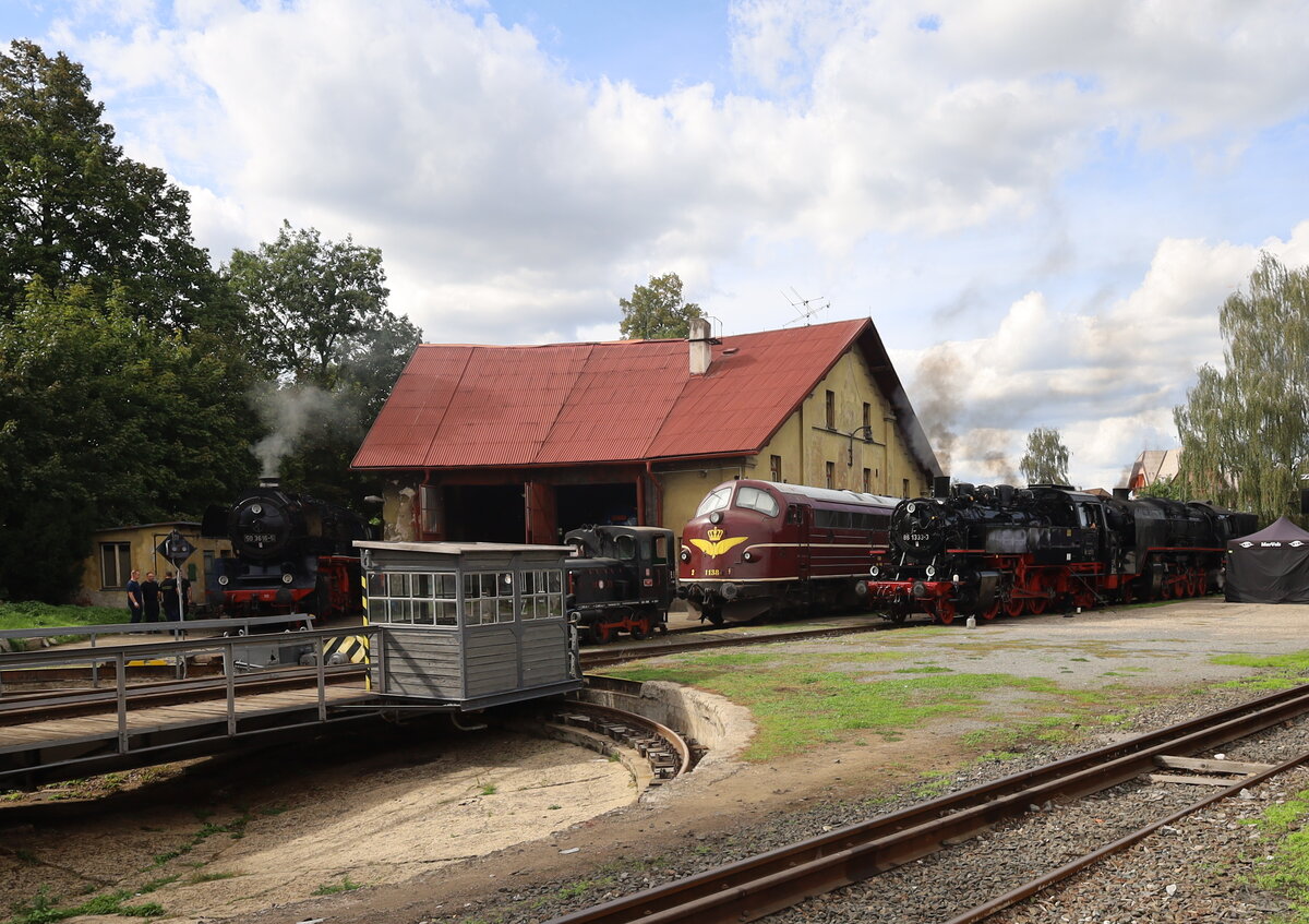 Festival parn�ch Lokomotiv Benesov , die BR 86  r�uchert  abgestellt neben dem NOHAB Diesel, Freitag, 18.09.26  gegen 14:30 Uhr, noch ist es leer auf dem Fetivalggel�nde.