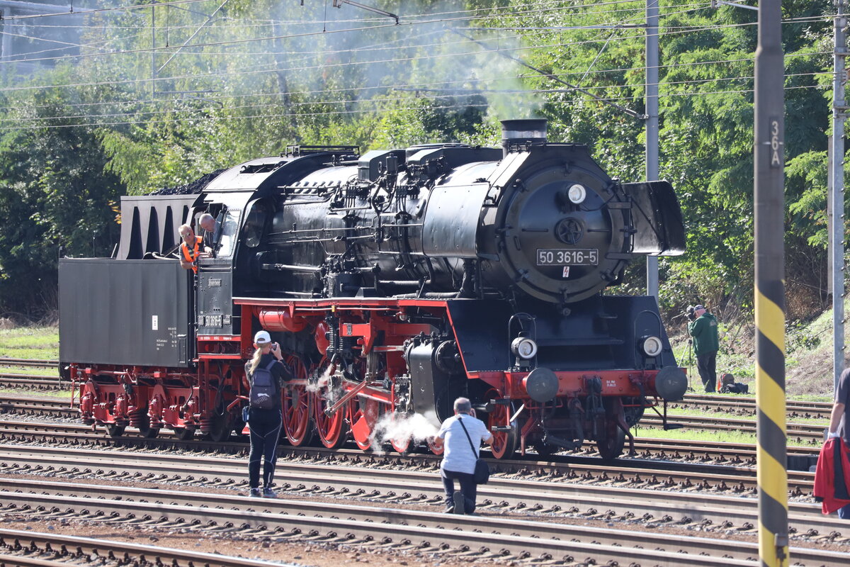 Festival parn�ch Lokomotiv  Benesov 2026. Eine Lok der Baureihe 50 rangiert und wird sp�ter einen Sondertzzug bespannen. Bitte nicht nachahmen, leider gibt es immer Fotografierende die �ber die Gleise  latschen  oder sich im Gleisbereich aufhalten und nicht einmal eine Warnweste tragen.
19.09.26  gegen 10:30 Uhr , Teleaufnahme.