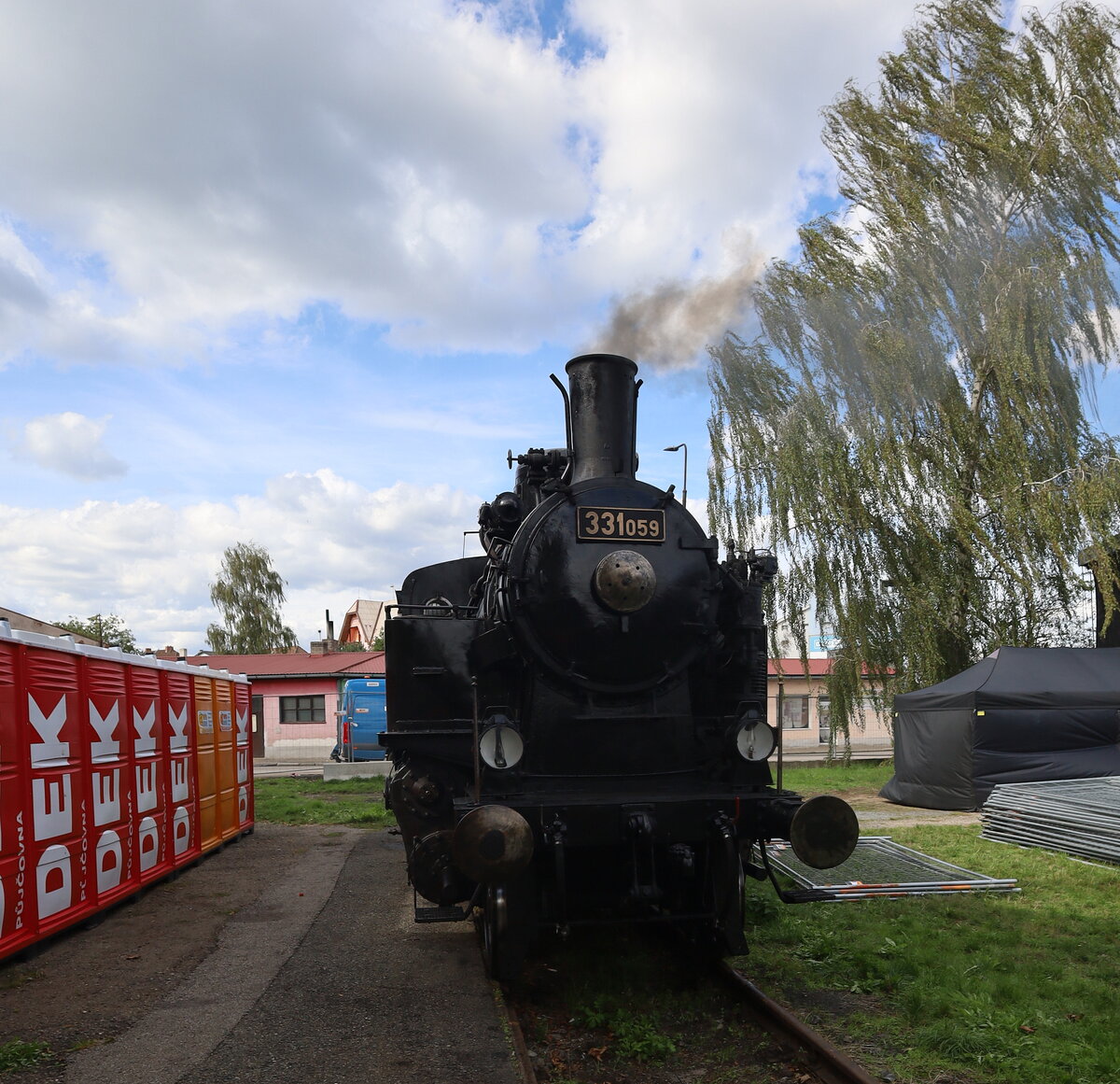 Festival parn�ch lokomotiv v Bene�ově 2026, eher eine graue Maus zwischen all den Stars, neben den DIXI Klos abgestellt, aber die sind auch sehr wichtig.(f�r �ltere Fotografen, die gerate ein Svijany getrunken haben) 18.09.26  gegen 14:00 Uhr.
Lokomotivy řady M�V 375 (u ČSD jako 331.0) 