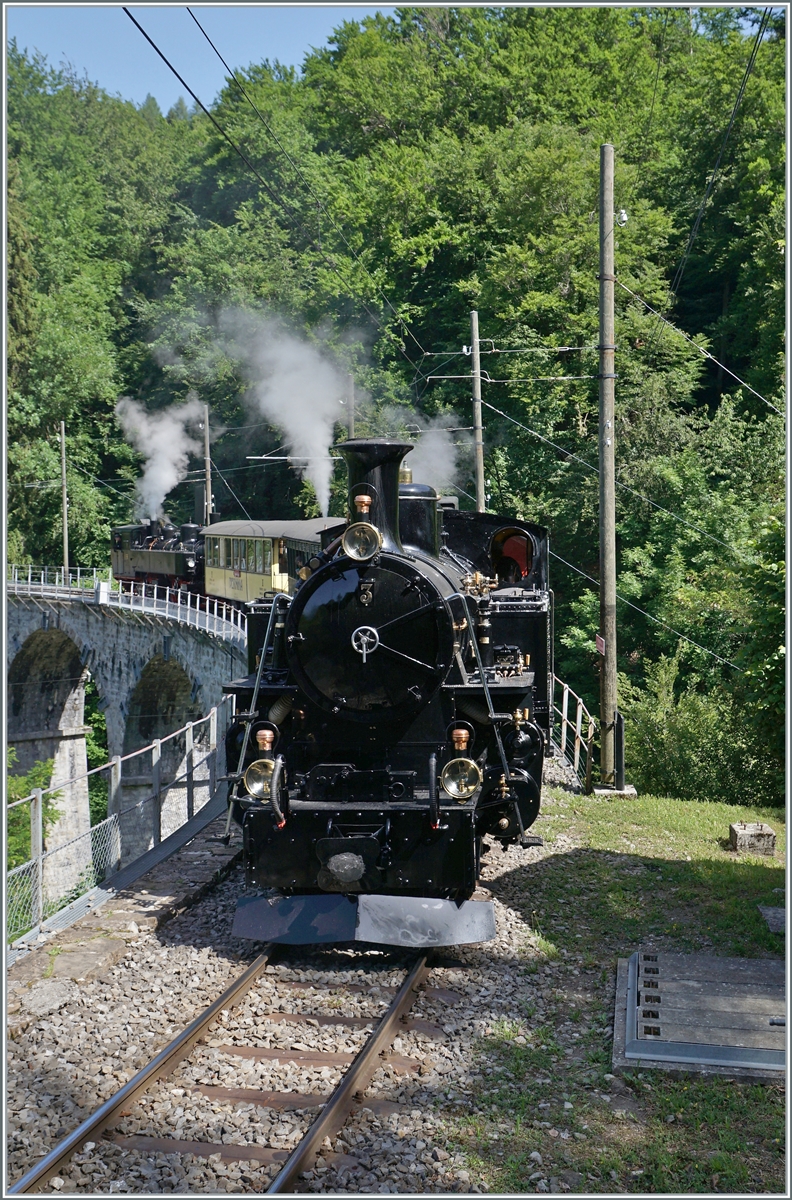  Festival Suisse de la Vapeur 2022 / Schweizer Dampffestival 2022  der Blonay-Chamby Bahn:
Nun ist die vor kurzem aus Meiningen zurückgekehrte BFD HG 3/4 N° 3 wieder bei der Blonay Chamby Bahn in Betrieb. Die HGe 3/4 N° 3 und an der Spitze des Zuges die G 2x 2/2 105 sind mit ihrem Zug von Chaulin nach Blonay unterwegs und erreichten bei Vers chez Robert den Baye de Clarens Viadukt. 

4. Juni 2022