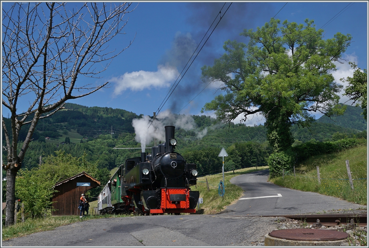  Festival Suisse de la Vapeur 2022 / Schweizer Dampffestival 2022  der Blonay-Chamby Bahn: Nachdem einige Reisende in Cornaux ausgestiegen sind, verlässt die G 2x 2/2 105 mit ihrem Dampfzug von Blonay nach Chaulin den Haltepunkt und fährt in Richtung Chamby weiter. 

5. Juni 2022