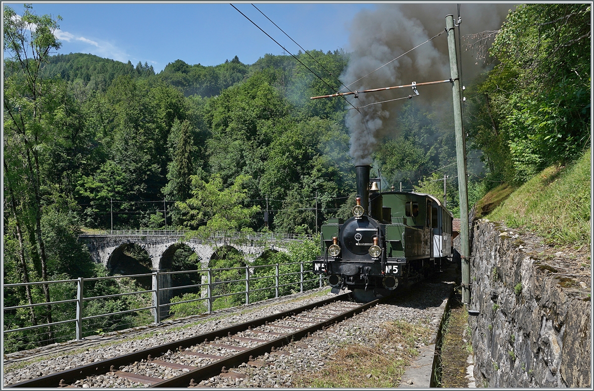  Festival Suisse de la Vapeur 2022 / Schweizer Dampffestival 2022  der Blonay-Chamby Bahn: Die 1890 erbaute ex LEB G 3/3 N° 5 hat mit ihrem Personenzug den Baye de Clarens Viadukt verlassen und nimmt nun die Steigung nach Chamby in Angriff. 

5. Juni 2022