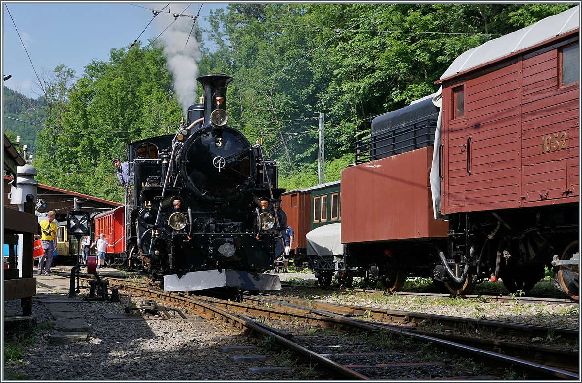  Festival Suisse de la Vapeur 2022 / Schweizer Dampffestival 2022  der Blonay-Chamby Bahn: Die HG 3/4 N° 3 rangiert in Chaulin Musée. Zum Fotostandort: im Museumsbereich kann bei entsprechender Vorsicht frei und überall fotografiert werden. Zudem fährt die Lok nicht, wie eigentlich das DKW Signal vermuten lässt, quer über die Kreuzung, sondern auf das rechts im Bild noch zu erkennende Gleis.

4. Juni 2022