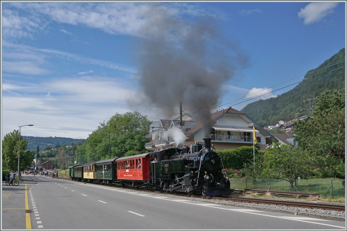  Festival Suisse de la Vapeur 2022 / Schweizer Dampffestival 2022  der Blonay-Chamby Bahn: Die HG 3/4 N° 3 verlässt mit einem stattlichen Zug aus bunten Wagen Blonay in Richtung Chamby.

6. Juni 2022