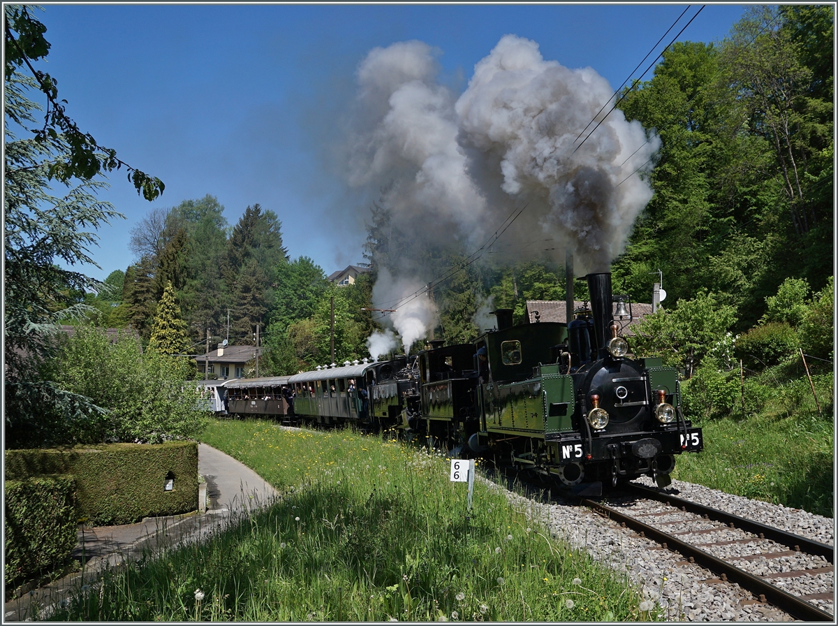 Festival Suisse de la vapeur 2016: Es dampfe und rauchte, das es eine wahre Freude war: Die LEB G 3/3,  die BAM G3/3 N°6 und die BFD HG 3/4 mit dem langen und sehr gut besetzen  Riviera Belle Epoque -Zug von Vevey nach Chaulin kurz nach Blonay.
16. Mai 2016 
