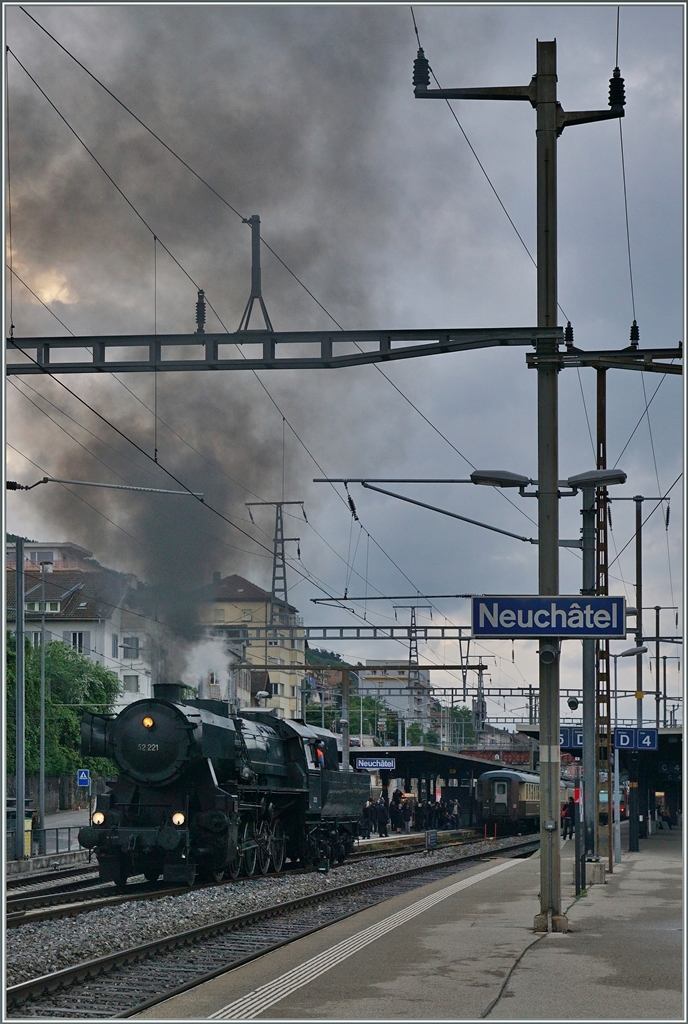 Festival Suisse de la vapeur 2016: Es dampfe und rauchte, das es eine wahre Freude war, und dies sogar auf der Normalspur: Die VVT 52 221 setzt sich in Neuchâtel vor ihren Zug 30502 nach Vevey (mit Anschluss zur Blonay-Chamby Bahn).
14. Mai 2016