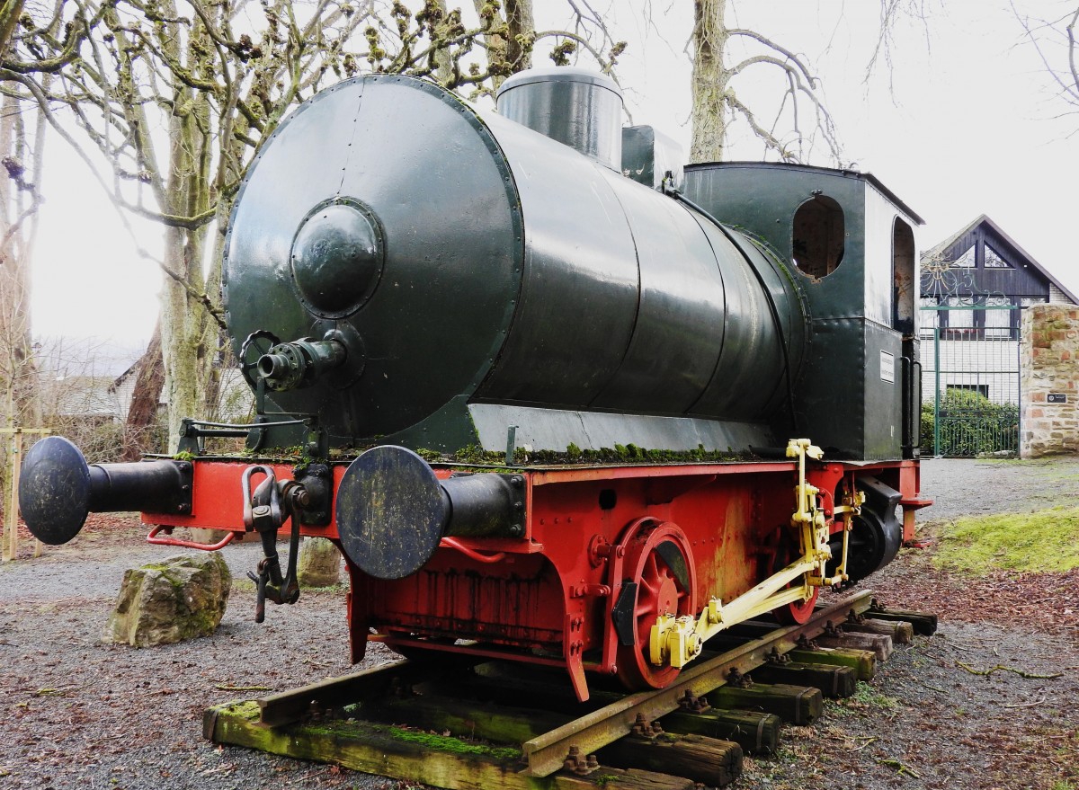 FEUERLOSE DAMPFLOK,1928 von der Firma JUNG/JUNGENTHAL in KIRCHEN/SIEG gebaut,
von den Burger Eisenwerken erworben und heute als Denkmalslok im Park der
 Villa Grün  auf dem DILLENBURGER Schlossberg angrenzend an den
 Wilhelmsturm  stationiert,am 12.2.2016.