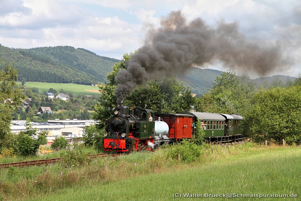 Feuerwehr-Fahrtag bei der Sauerländer Kleinbahn am 03.08.2014, hier Dampflok GB 60  BIEBERLIES  zwischen Seissenschmidt und Hüinghausen. Neben zahlreichen ausgestellten Feuerwehr-Oldtimern wurde im Rahmen einer Übung ein Bahnübergangs-Unfall simuliert.  --  Komplette Bilderserie siehe http://www.schmalspuralbum.de/thumbnails.php?album=559