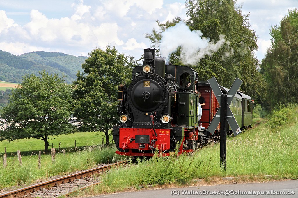 Feuerwehr-Fahrtag bei der Sauerländer Kleinbahn am 03.08.2014, hier Dampflok GB 60  BIEBERLIES  am BÜ in Hüinghausen. Neben zahlreichen ausgestellten Feuerwehr-Oldtimern wurde im Rahmen einer Übung ein Bahnübergangs-Unfall simuliert.  --  Komplette Bilderserie siehe http://www.schmalspuralbum.de/thumbnails.php?album=559