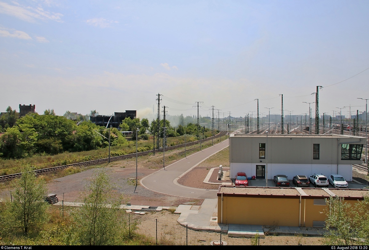 Feuerwehrgroßeinsatz im alten Schlachthof in Freiimfelde, der zum wiederholten Male brannte: Rauchwolken ziehen Richtung Zugbildungsanlage (ZBA) Halle (Saale).
Am rechten Rand ist das elektronische Stellwerk (ESTW) mit Bedienkanzel zu sehen.
Aufgenommen von der Berliner Brücke.
[3.8.2018 | 13:20 Uhr]