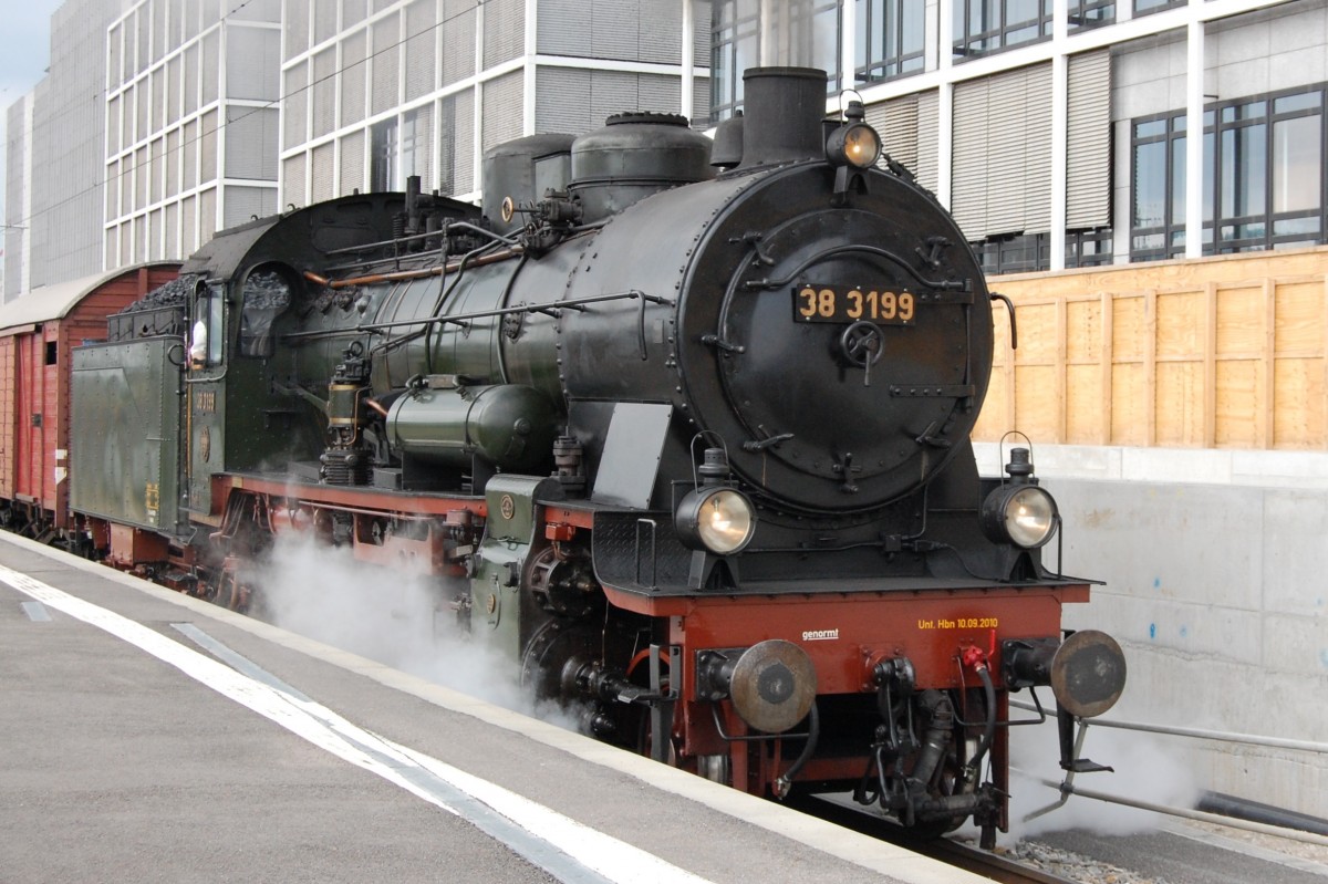 Feuriger Elias mit 38 3199 am 25. Mai 2015 auf dem Hauptbahnhof in Stuttgart.