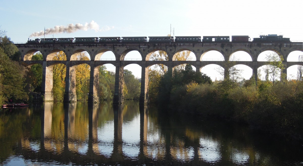 Feuriger Elias mit Dampflok Nr. 930 Baureihe württembergische T3 Baujahr 1905 und E94 088 von Sachsenheim kommend über dem Enztalviadukt Bietigheim-Bissingen
Aufnahmedatum: 26.10.2014
