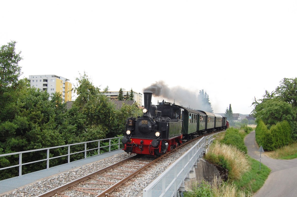 Feuriger Elias mit T3 930 am 20. Juli 2014 auf der Schönbuchbahn kurz vor dem Haltepunkt Heusteigstraße in Böblingen.
