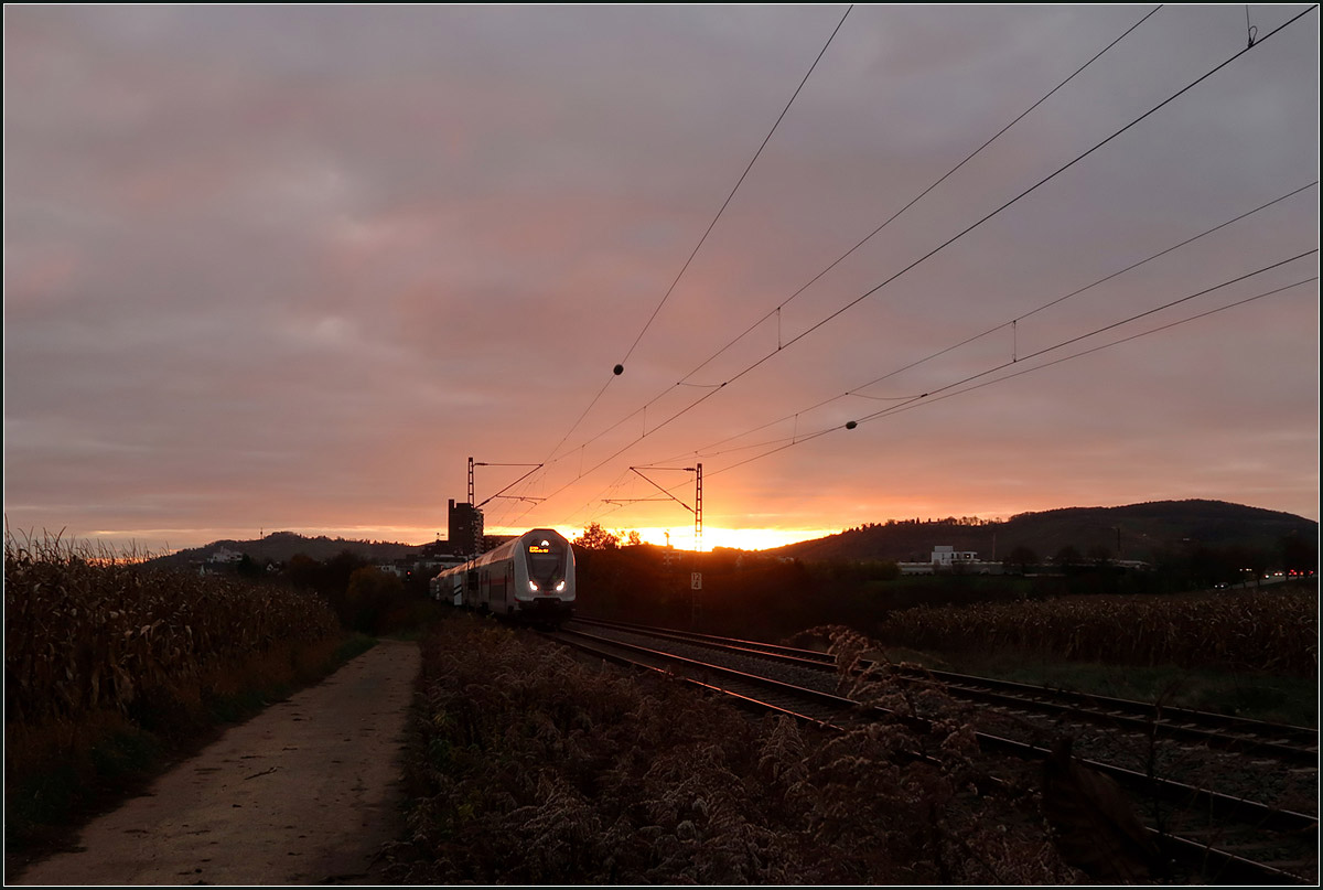 Feuriger Horizont -

Ein IC 2 aus Nürnberg auf der Remsbahn bei Weinstadt-Endersbach als die Sonne über die Höhen der Remstalbucht hochsteigt.

17.11.2020 (M)