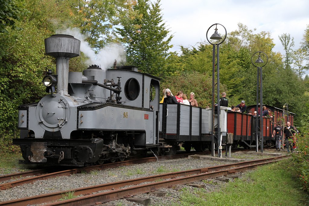 FGF Fahrtag mit Borgwardtreffen - 15.09.2013  --  Der Kleinbahnzug mit der Brigadelok beim Halt im unteren Bahnhof  --  Komplette Bilderserie siehe http://www.fgf-fotoalbum.de/thumbnails.php?album=173