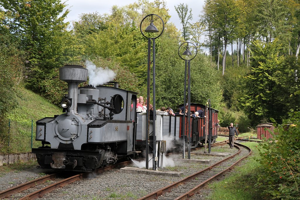 FGF Fahrtag mit Borgwardtreffen - 15.09.2013  --  Der Kleinbahnzug mit der Brigadelok beim Halt im unteren Bahnhof  --  Komplette Bilderserie siehe http://www.fgf-fotoalbum.de/thumbnails.php?album=173