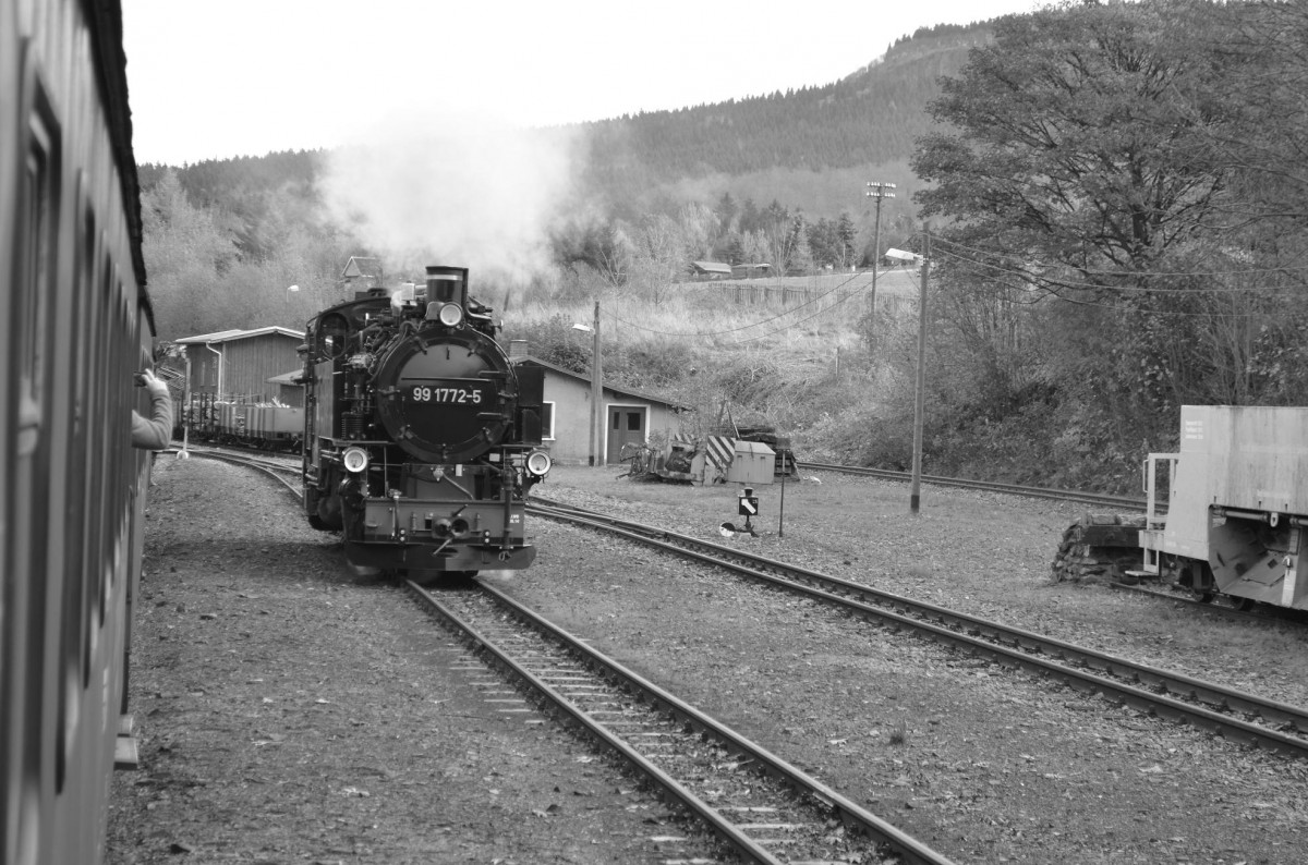 Fichtelbergbahn 99 1772-5 beim Umfahren der Wagenganitur nach Kurort Oberwiesenthal in Cranzahl 31.10.2014