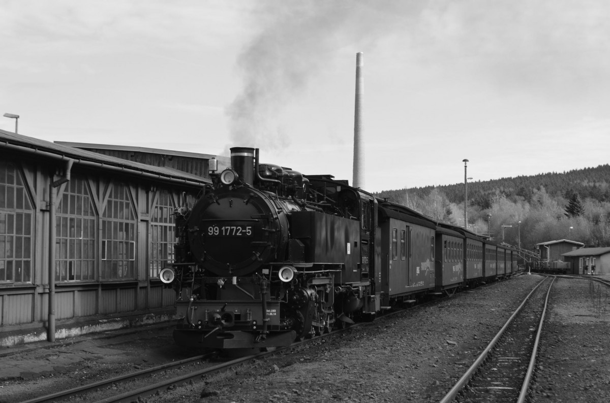 Fichtelbergbahn 99 1772-5 mit ihrem Zug nach Kurort Oberwiesenthal in Cranzahl 31.10.2014