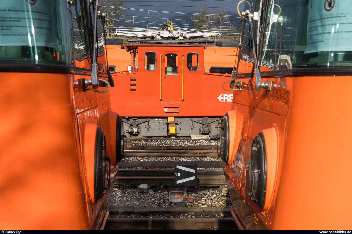 Fifty Shades of Orange.<br>
RBS Mandarinli Be 4/12 60 und 59 wurden verkauft und warten am 25. Dezember 2019 in Solothurn auf ihr weiteres Schicksal. Gerüchteweise soll ihre neue Heimat gemeinsam mit den Mandarinli der FLP irgendwo in Afrika liegen. Auch die beiden Ge 4/4 111 und 112 ex Hagener Strassenbahn werden beim RBS nicht mehr gebraucht und stehen in Solothurn abgestellt.
