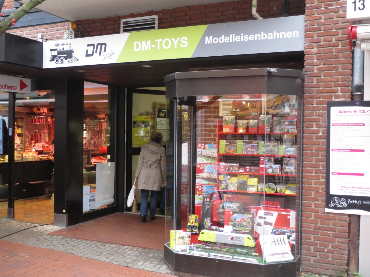 Filiale vom DM-Toys in Wunstorf im November 2014. Links daneben der Eingang zur Fleischerei Ludowig der Eltern von Frauke Ludowig